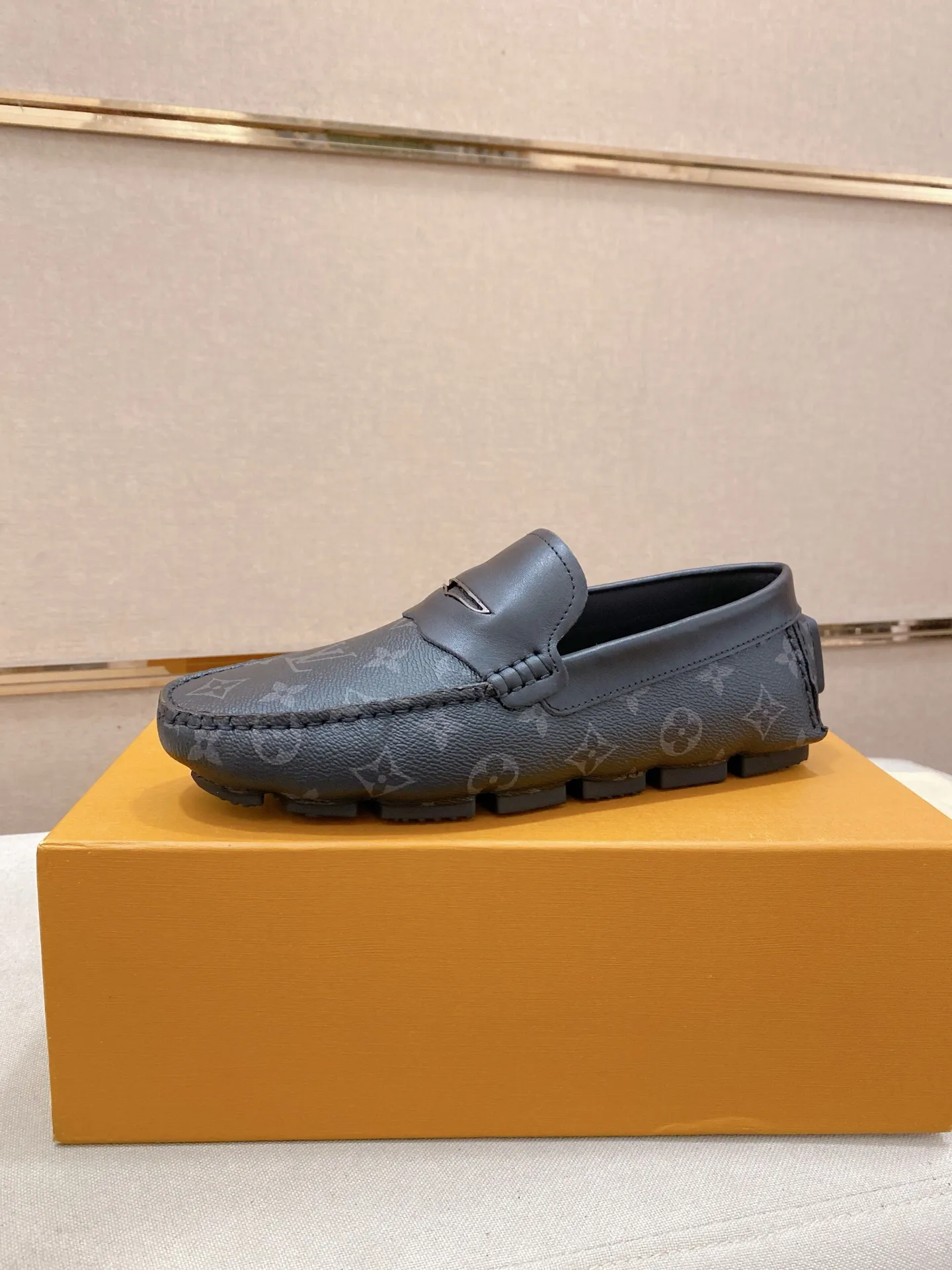 Factory price: 500💰High-end quality! LV 🆕🆕Exclusive hot-selling products in stock🔥🔥New products on the shelves, high-quality Ferragamo men's pea shoes, high-end casual driving shoes, with complete packaging! 💪 💪 Material: Imported official website one-to-one fabric 🐂 + Imported high-quality buffalo leather lining + wear-resistant outsole 👍🏻👍🏻 Features: High-end and comfortable, purely handmade 🚀 🚀 Create the perfect shoes that suit you best 🔥 🔥 Size: (38-44) 45 standard size can be customized!